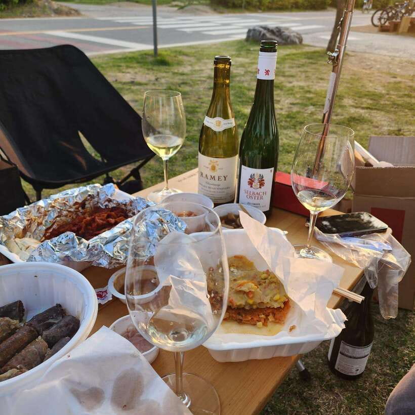 Seoul: Wine & Korean BBQ, Perfect Pairing Dinner in Sinchon - Korean drinking manners: the etiquette lesson that actually helps
