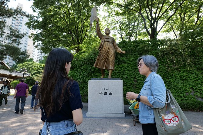 Seoul’s Hidden Dark History Guided Tour of Seodaemun Prison - Getting to Dongnimmun Gate and Seoul’s independence symbolism