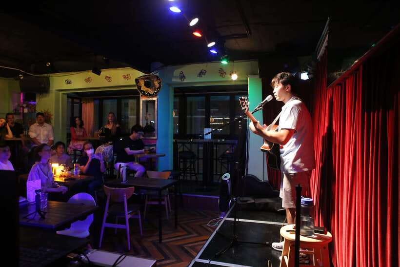 Seoul’s Stars: Open Mic with Local & International Talent - Gyeongnidan-gil Street Check-In and Getting a Good Spot