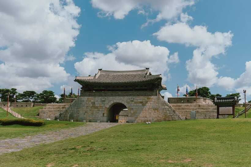 Suwon Hwaseong, Gwangmyeong Cave, & Starfield Library Trip - Guides, Pace, and What Makes This Feel Like a Real Day Trip