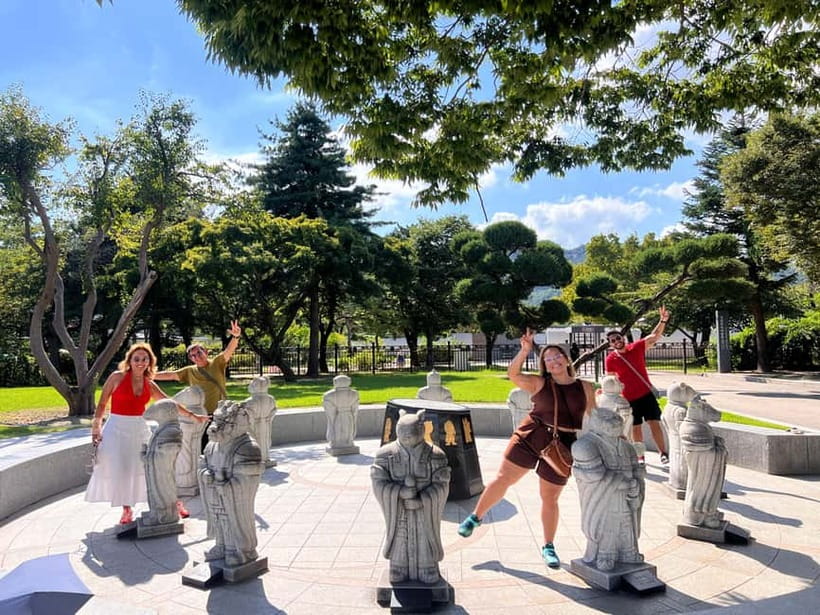 Time Travel in Seoul: Gyeongbokgung, Folk Museum & Bukchon - Entering Gyeongbokgung Palace like you actually understand it
