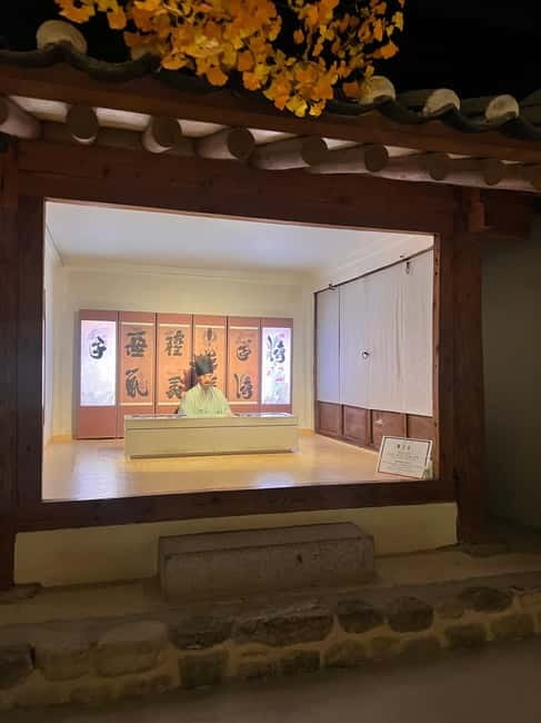 Time Travel in Seoul: Gyeongbokgung, Folk Museum & Bukchon - Price and logistics: what you’re paying for at $54