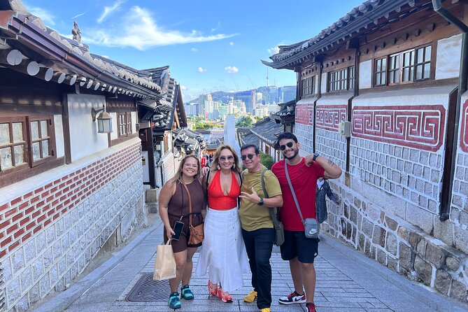 Time Travel in Seoul: Gyeongbokgung Palace, Folk Museum & Bukchon - Mina’s Communication Style: Friendly, Clear, and Practical