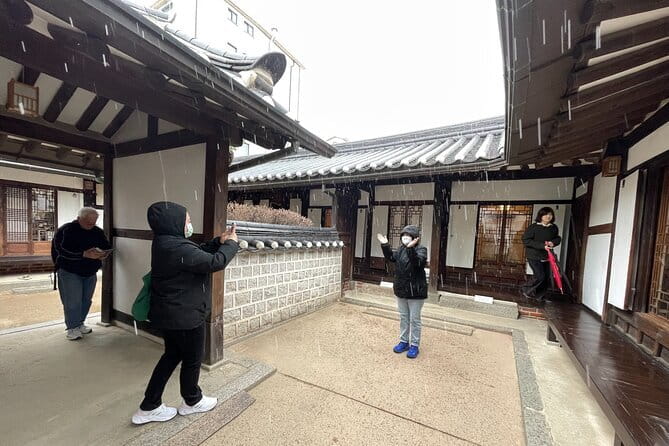 Tour Seoul’s oldest district with a storyteller from Bukchon - How the guide Dong turns buildings into personal stories