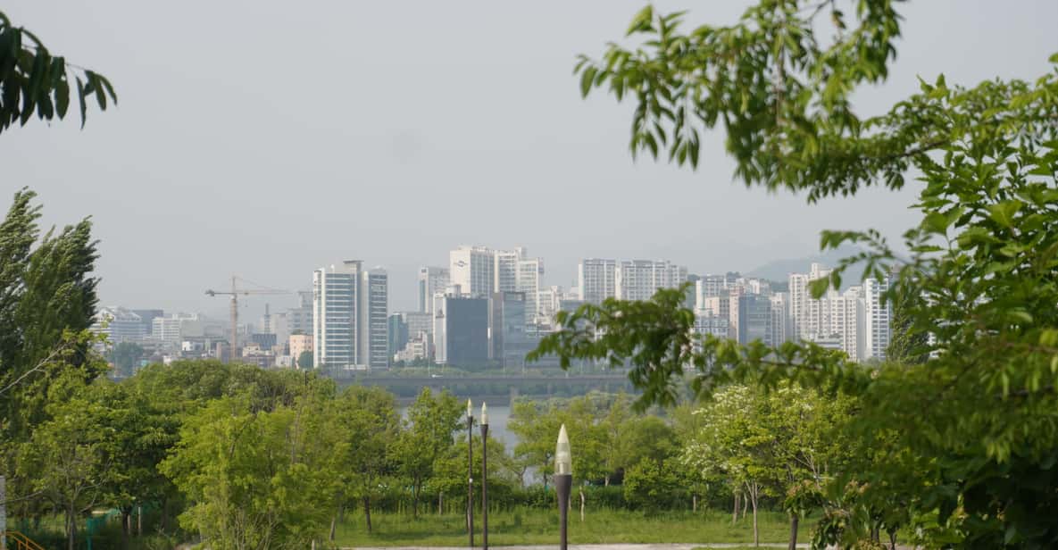 Unique Native Experience : Han River Picnic, Board game, BBQ - Han River Picnic and Gimbab: Social Seoul in One Simple Plan (About 40 Minutes)