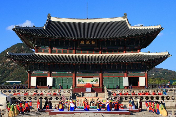 Walking Tour with Gyeongbokgung Palace, Bukchon, Insadong - Meeting at Gyeongbokgung Station and getting ready for the palace focus